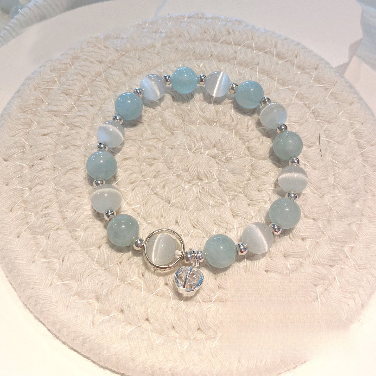 Transport bead bracelet with natural white crystal and blue crystal