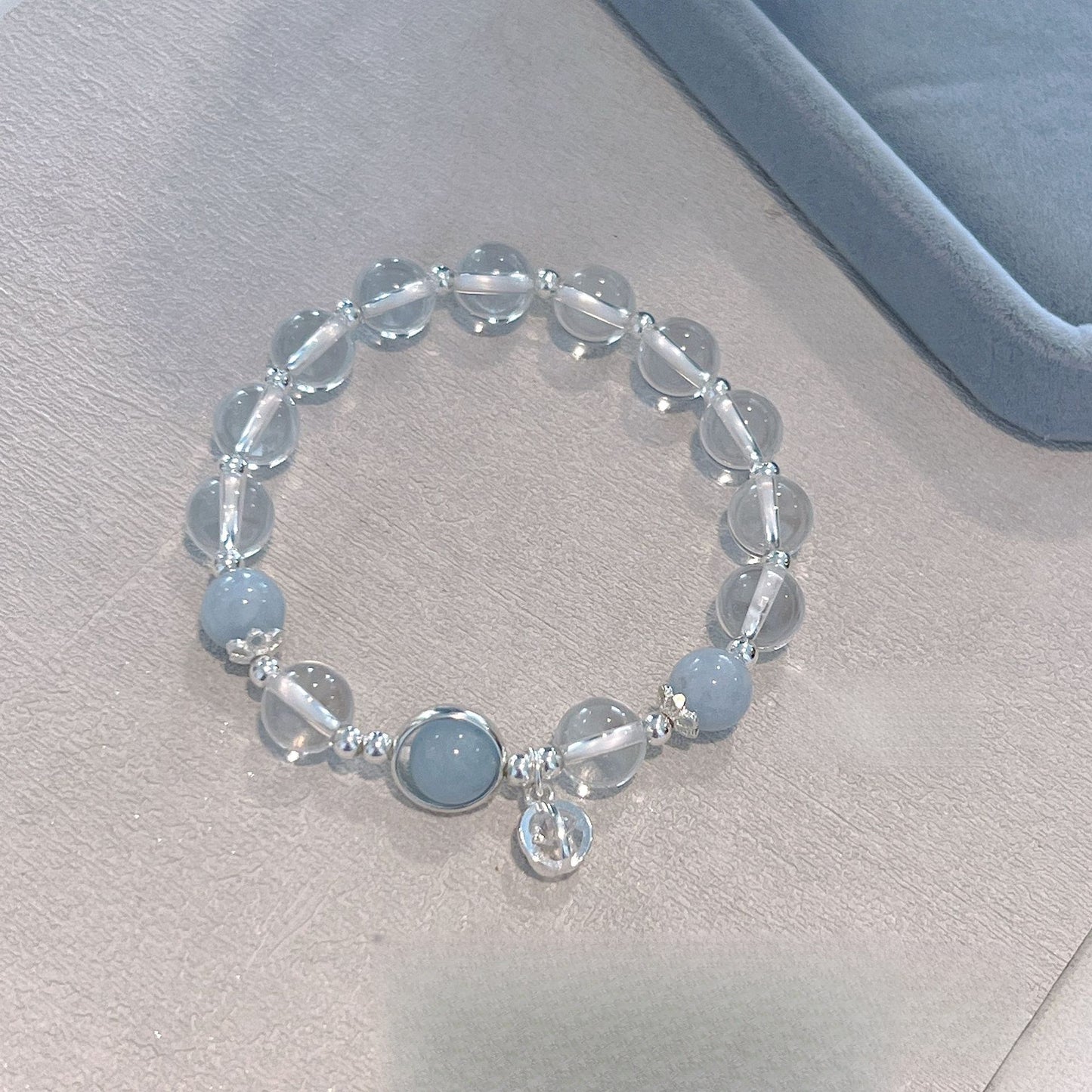 Transport bead bracelet with natural white crystal and blue crystal