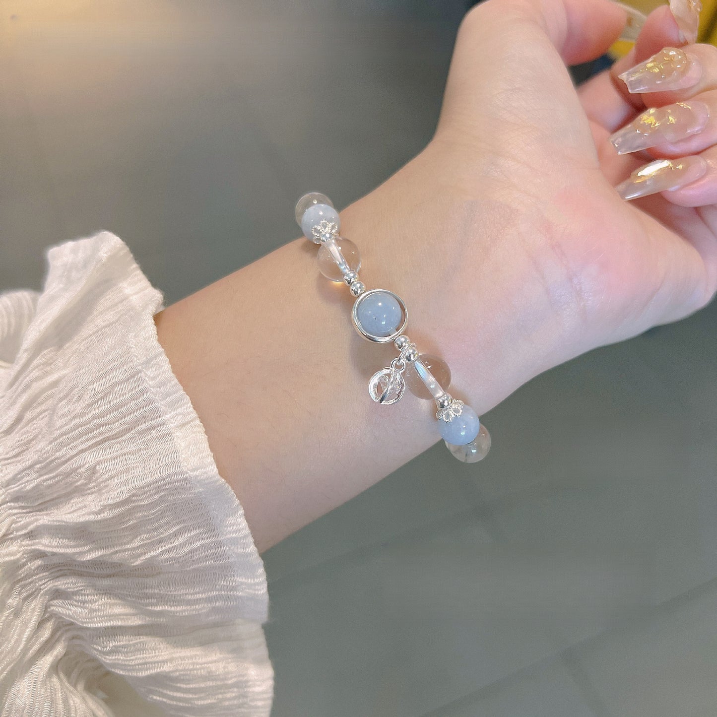 Transport bead bracelet with natural white crystal and blue crystal